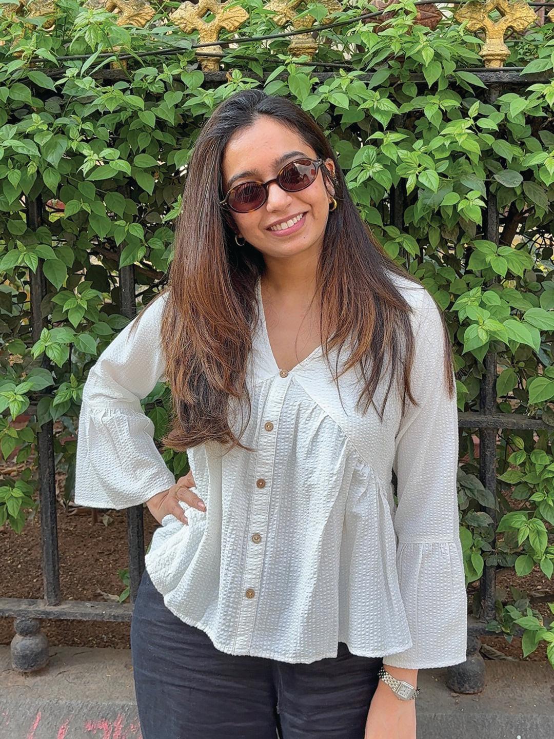 Woman wearing a White blouse with ruffled sleeves by Rerasa