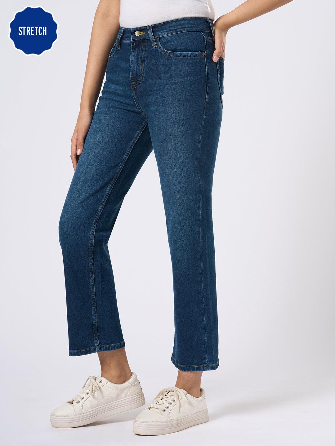 Person wearing straight blue jeans by Rerasa