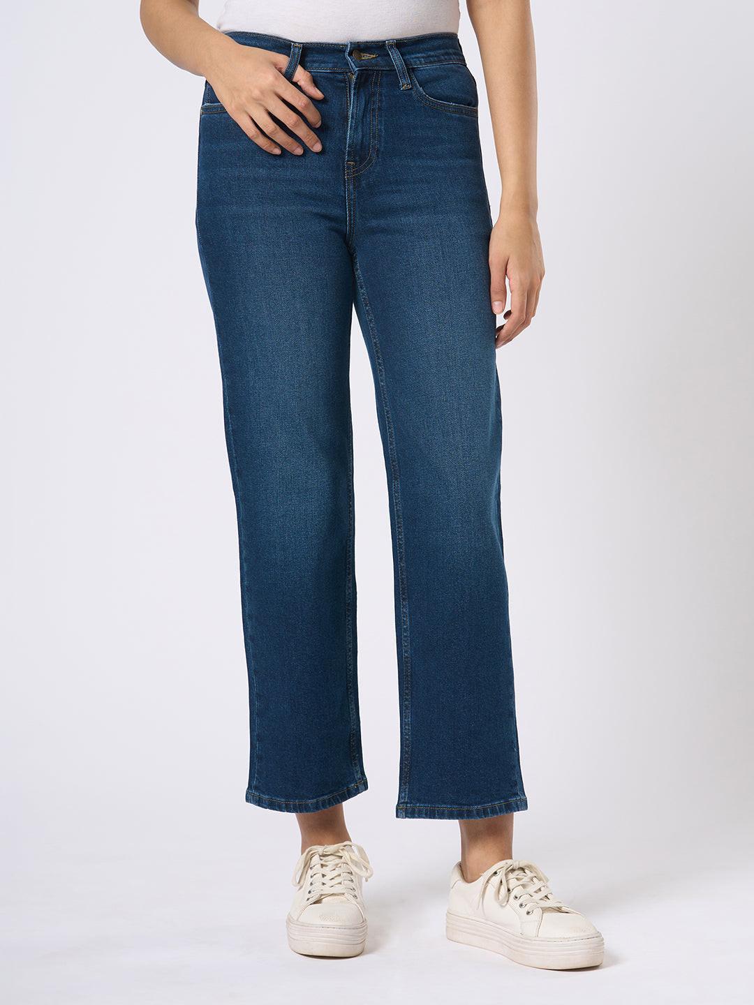 Person wearing straight blue jeans by Rerasa