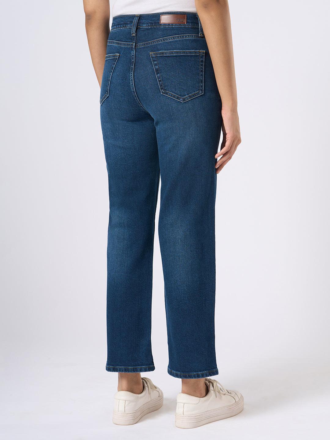 Person wearing straight blue jeans by Rerasa