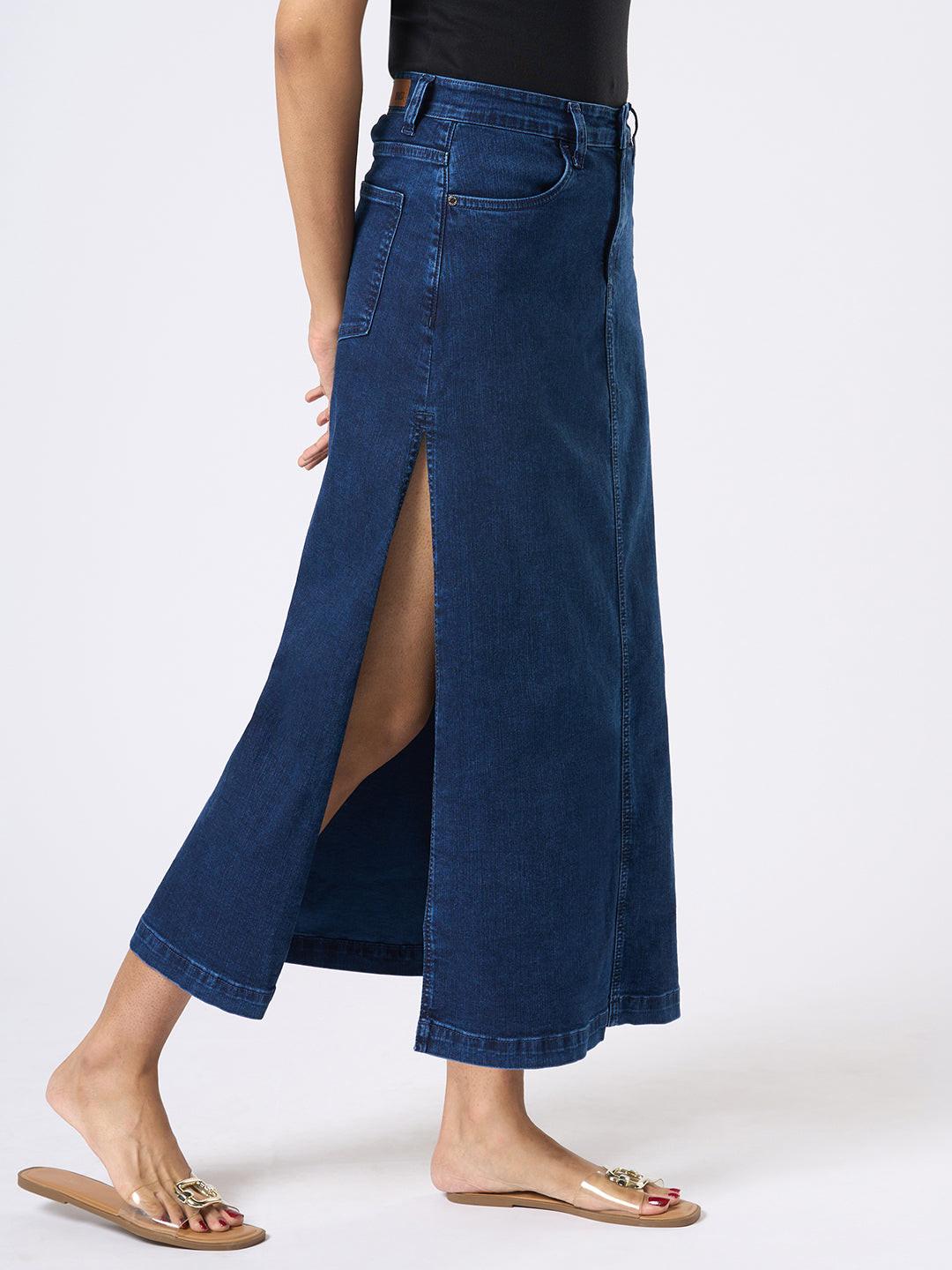 Blue denim skirt with side slits worn by Rerasa