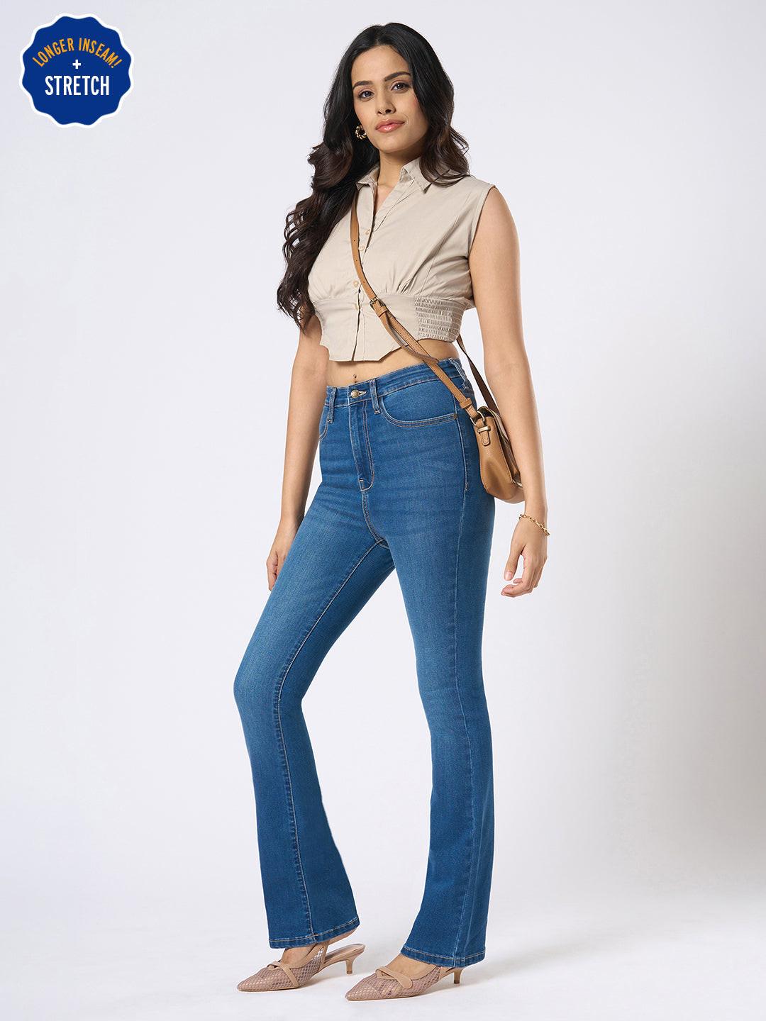 Woman wearing blue flared jeans  by Rerasa