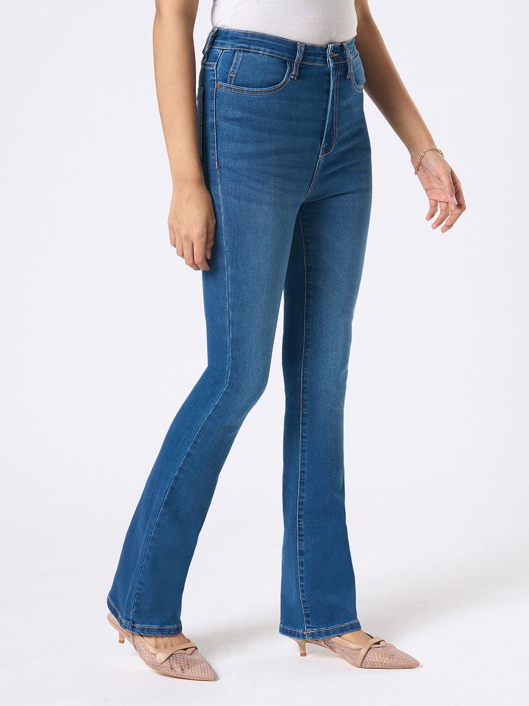 Woman wearing blue flared jeans  by Rerasa