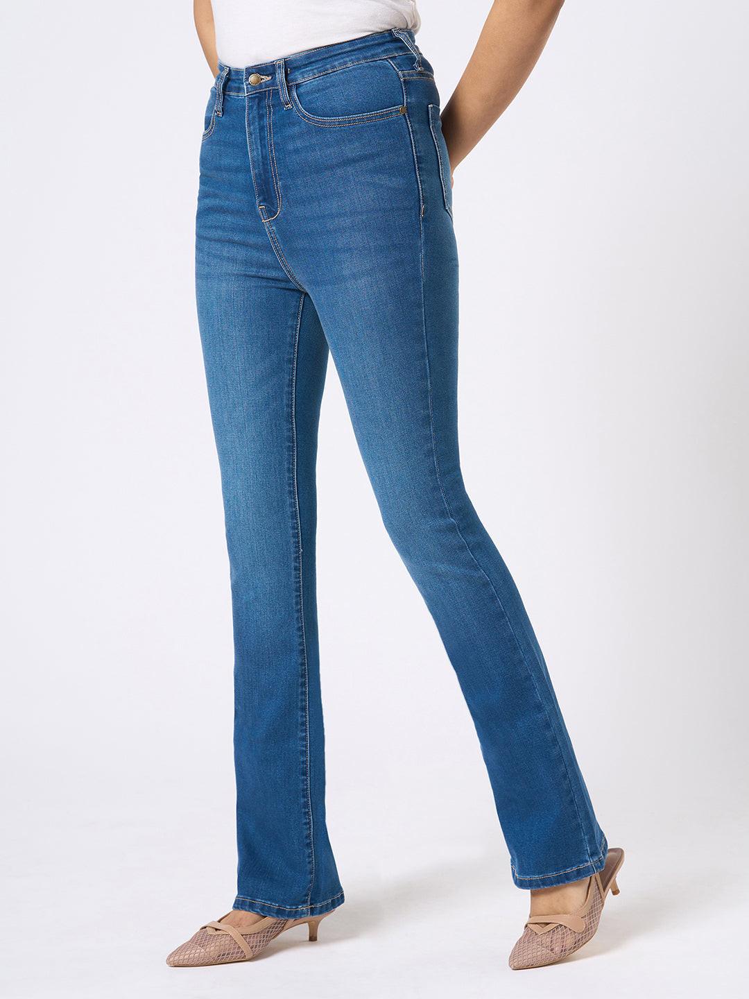 Woman wearing blue flared jeans  by Rerasa