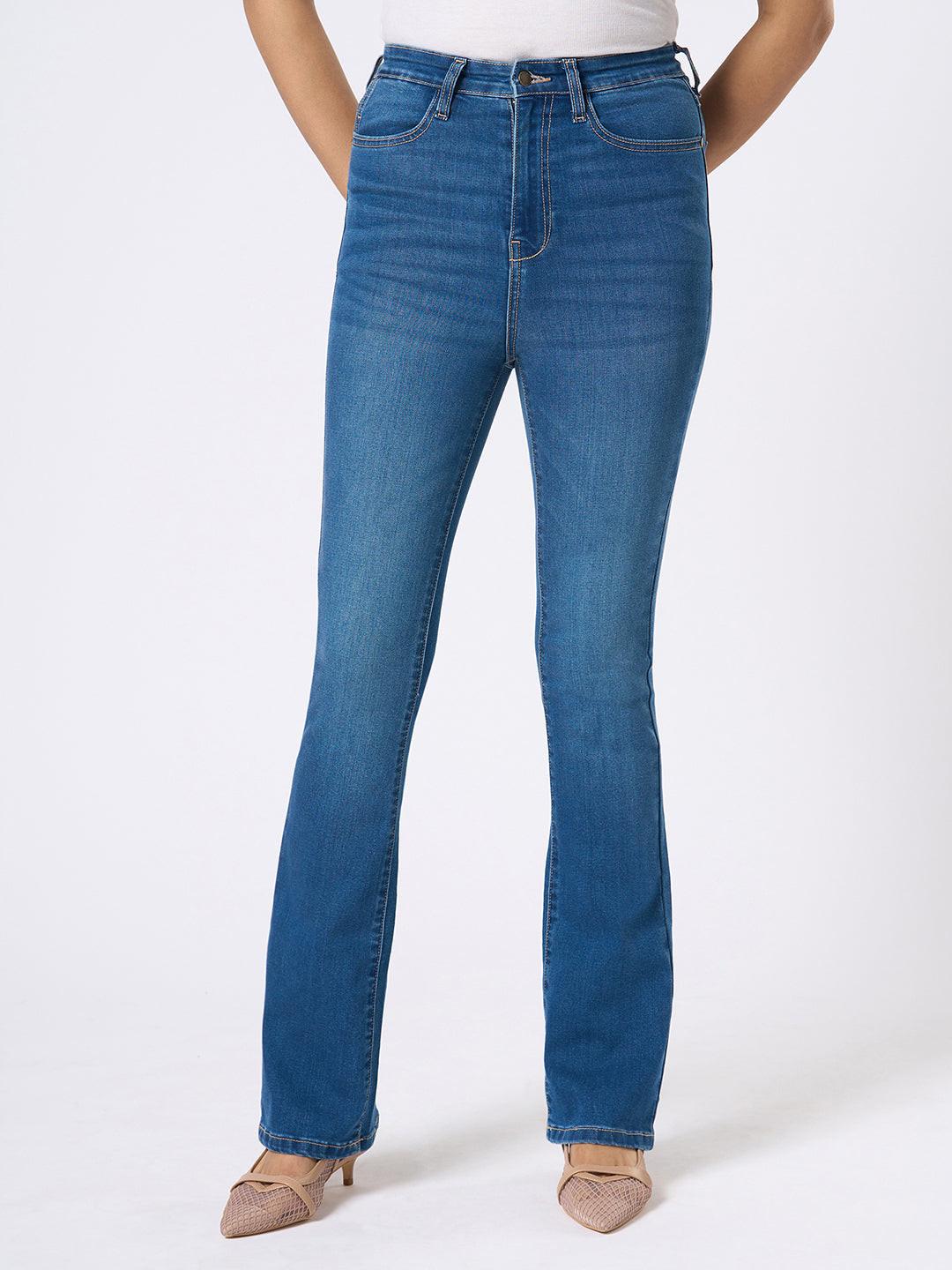 Woman wearing blue flared jeans  by Rerasa