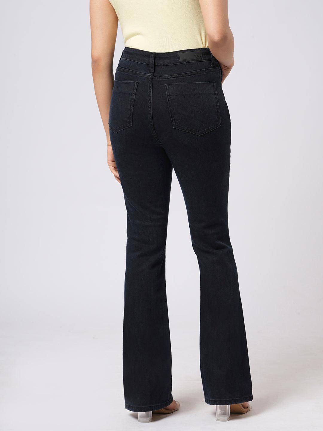 Woman wearing blue flared jeans  by Rerasa