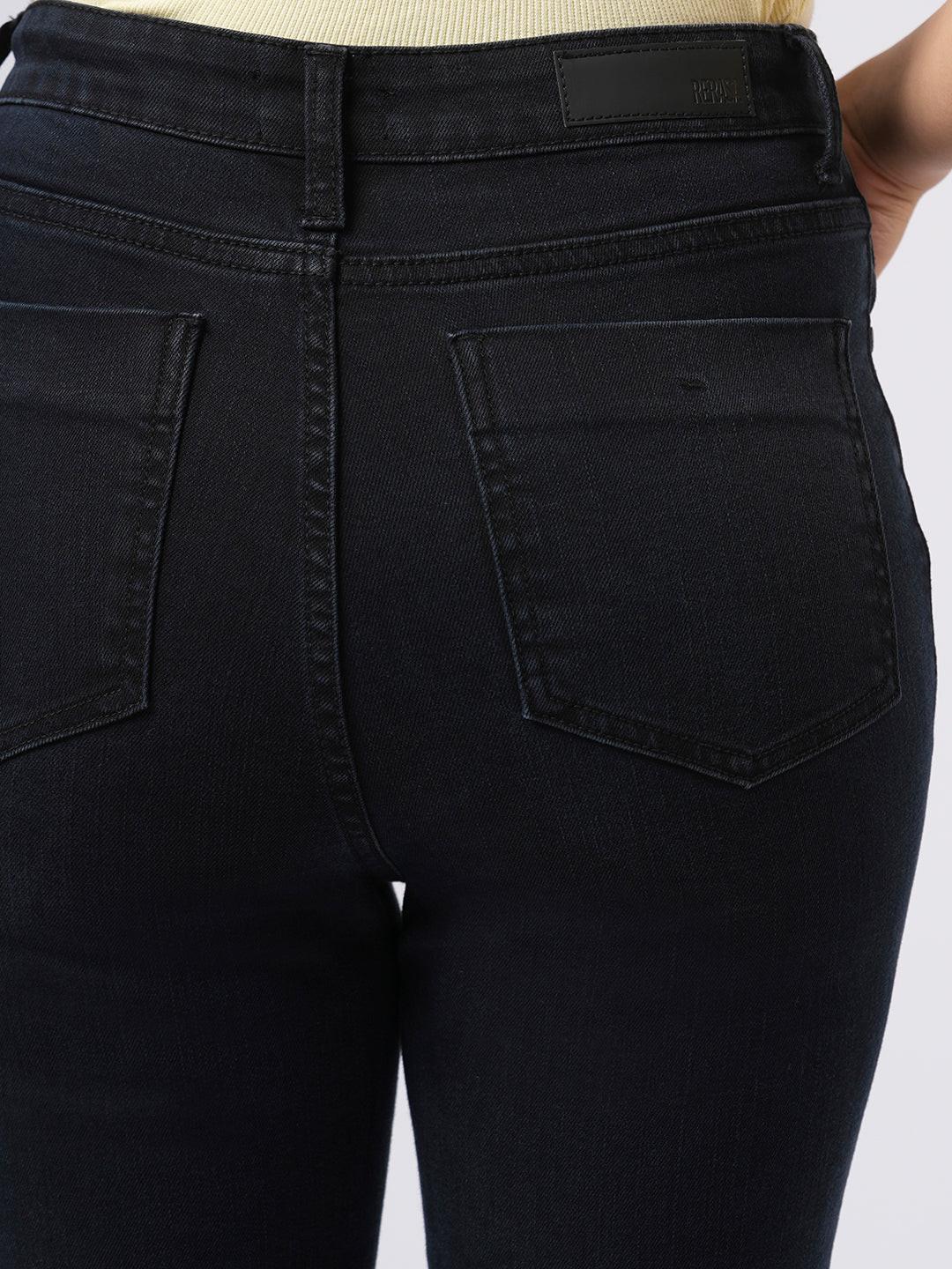 Woman wearing blue flared jeans  by Rerasa