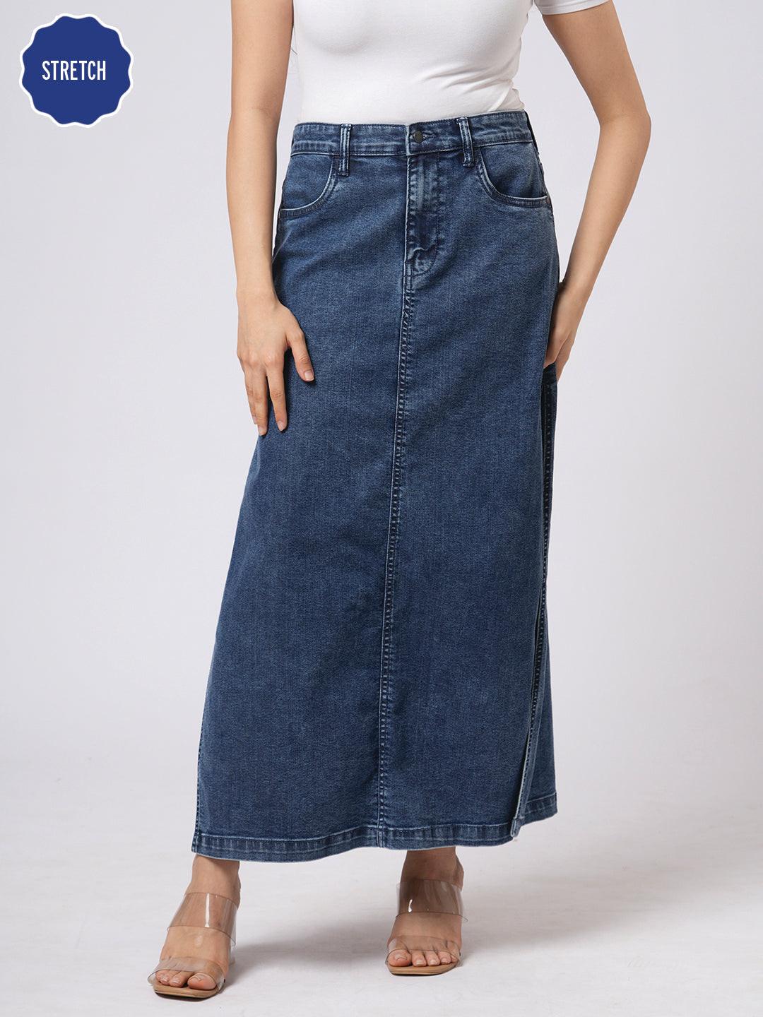 Blue denim skirt with side slits worn by Rerasa