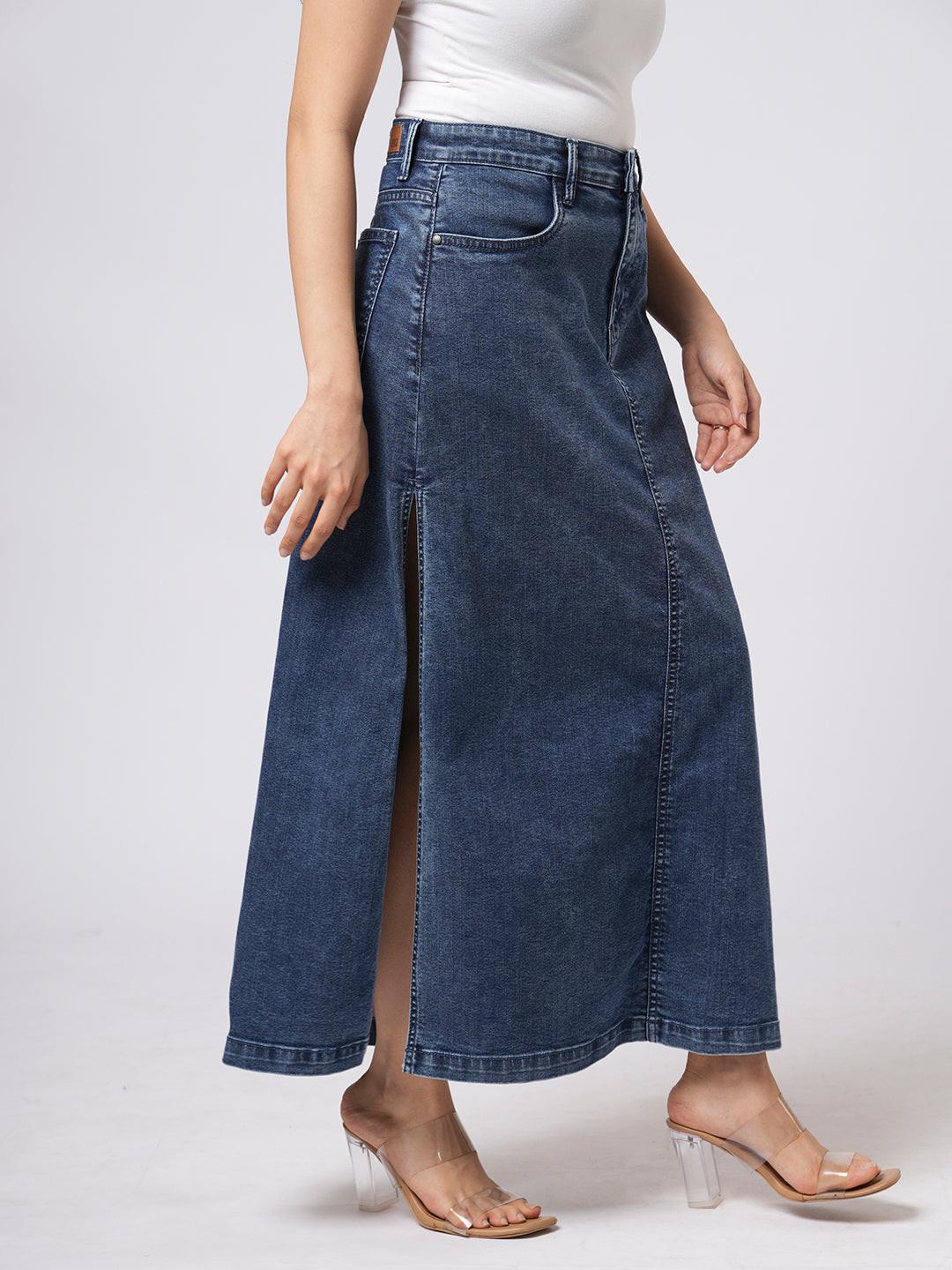 Blue denim skirt with side slits worn by Rerasa