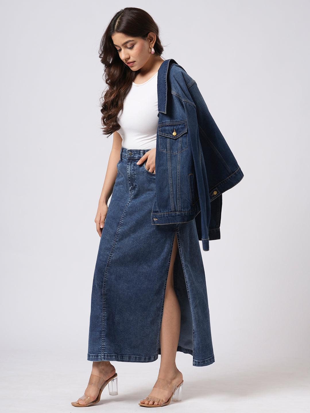 Blue denim skirt with side slits worn by Rerasa