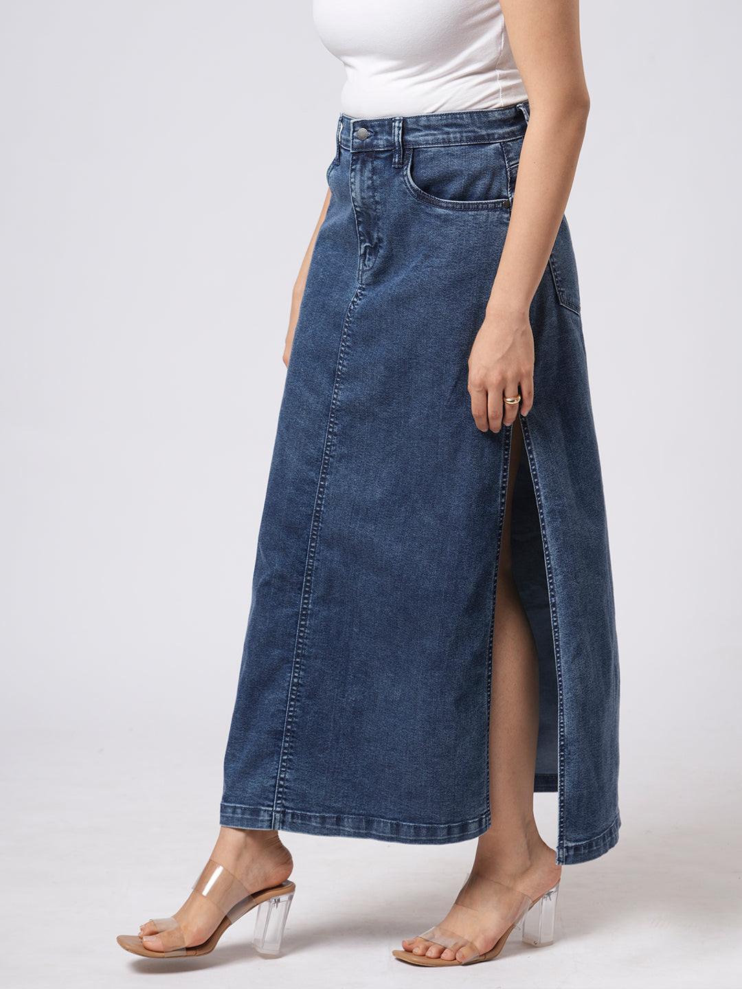 Blue denim skirt with side slits worn by Rerasa