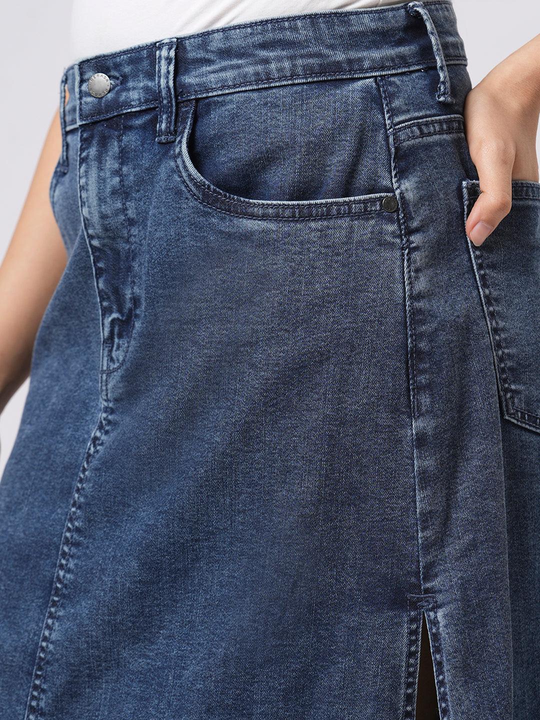 Blue denim skirt with side slits worn by Rerasa