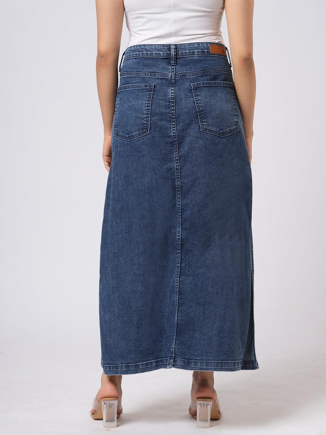 Blue denim skirt with side slits worn by Rerasa