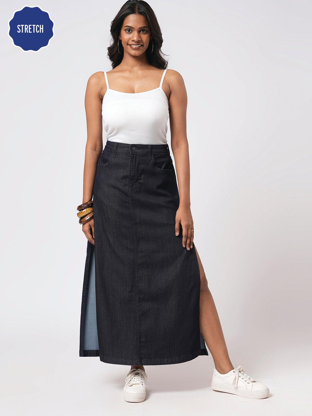 Blue denim skirt with side slits worn by Rerasa
