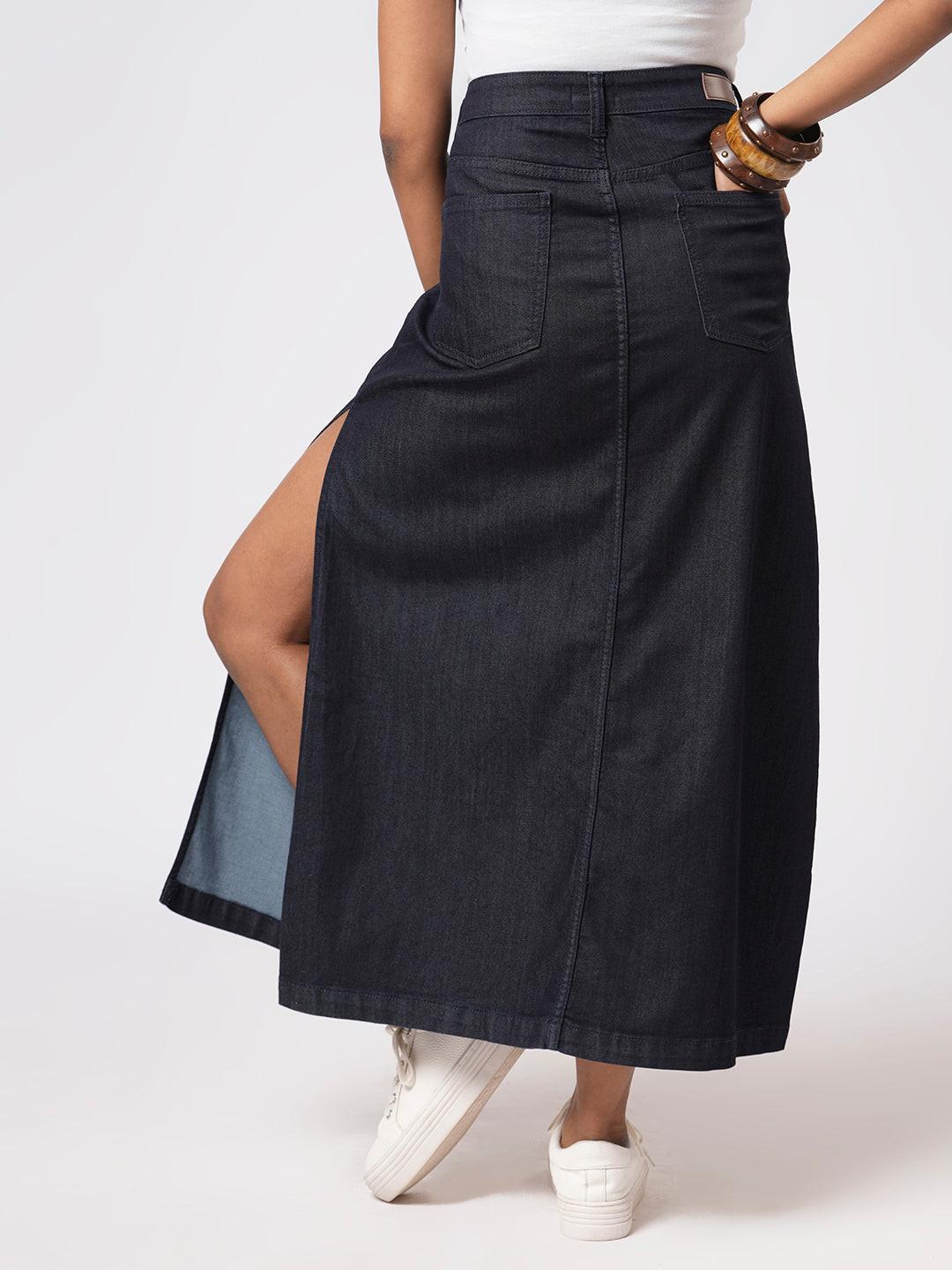 Blue denim skirt with side slits worn by Rerasa