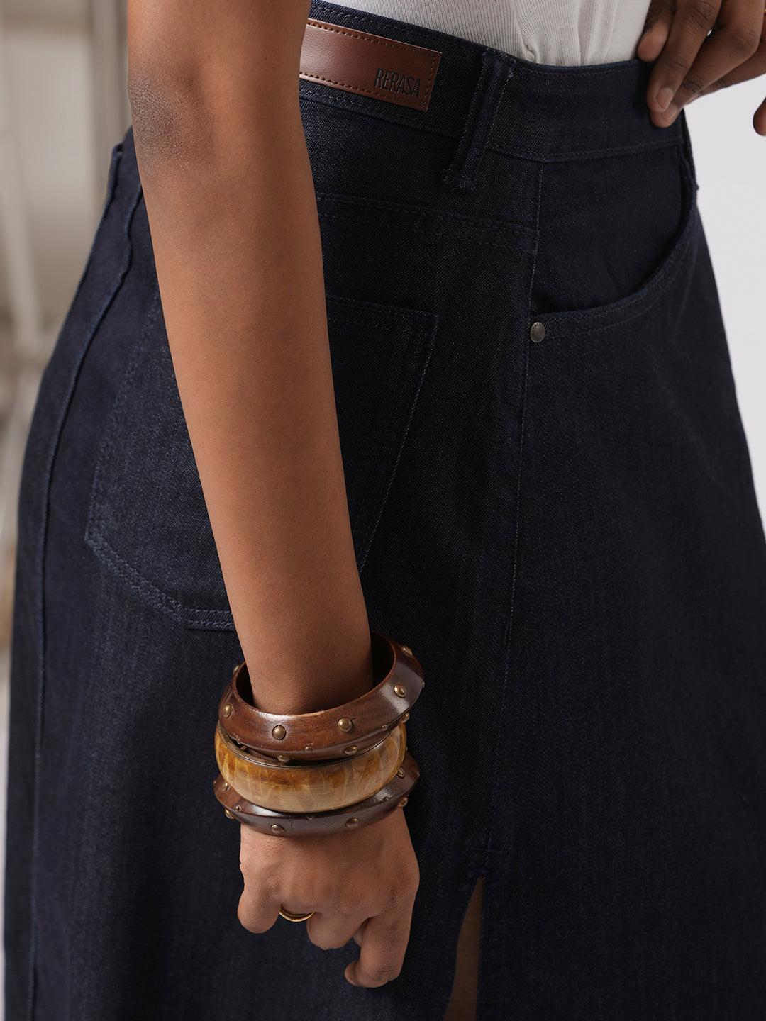 Blue denim skirt with side slits worn by Rerasa