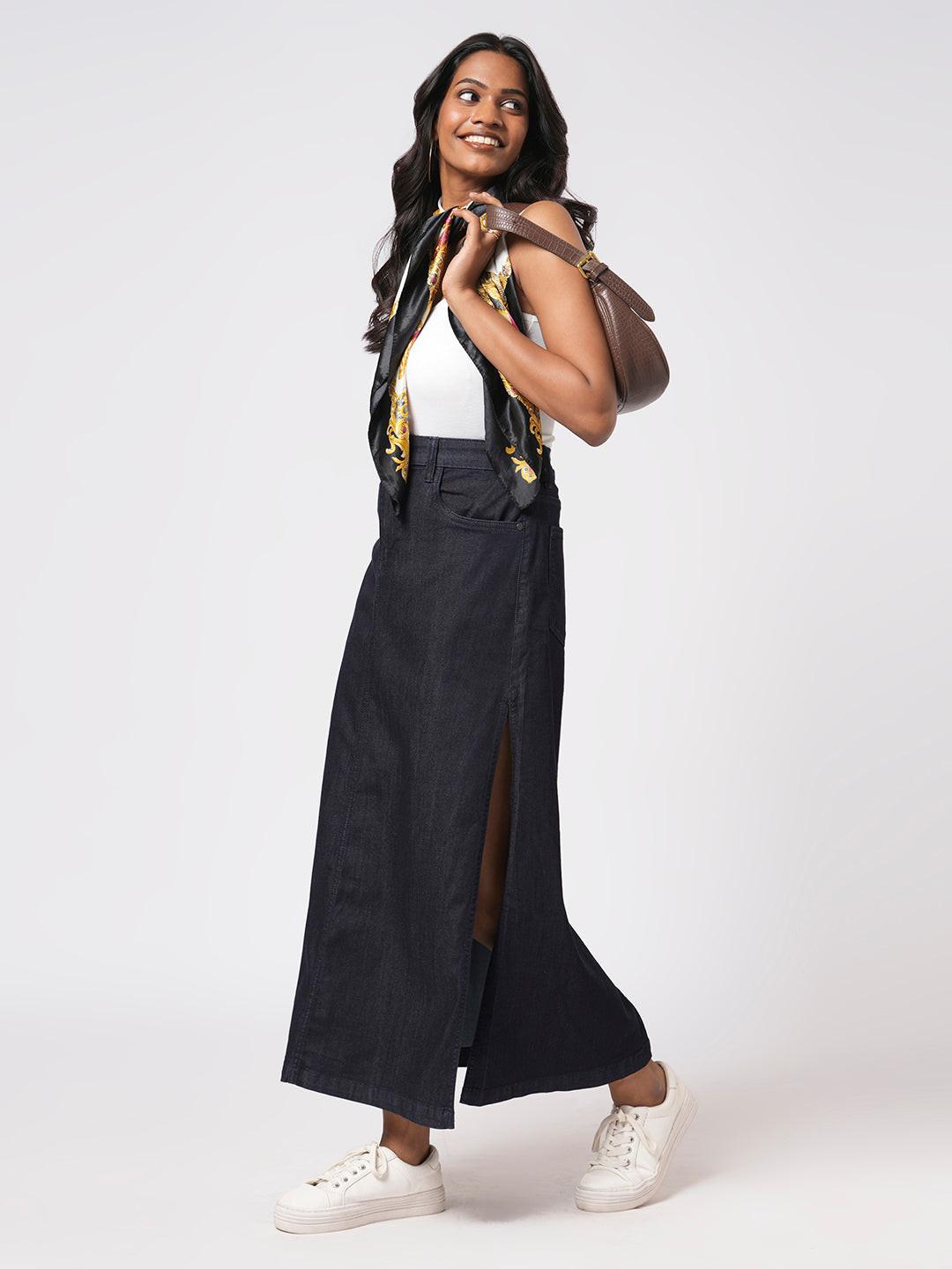 Blue denim skirt with side slits worn by Rerasa