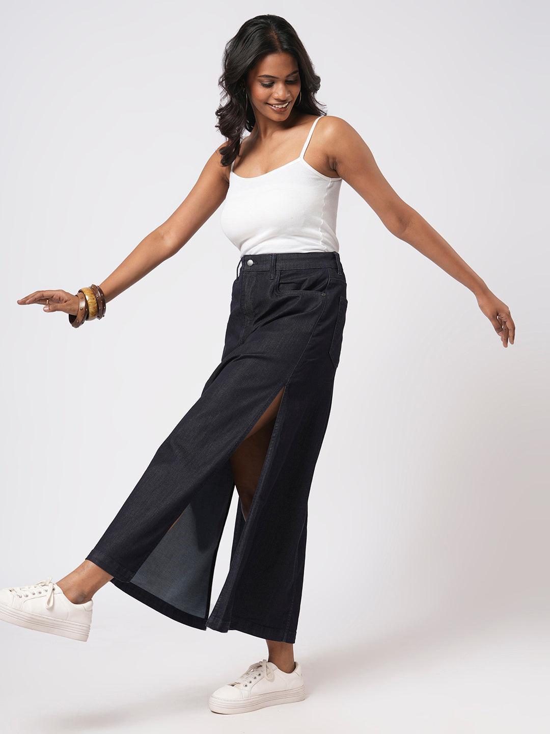 Blue denim skirt with side slits worn by Rerasa