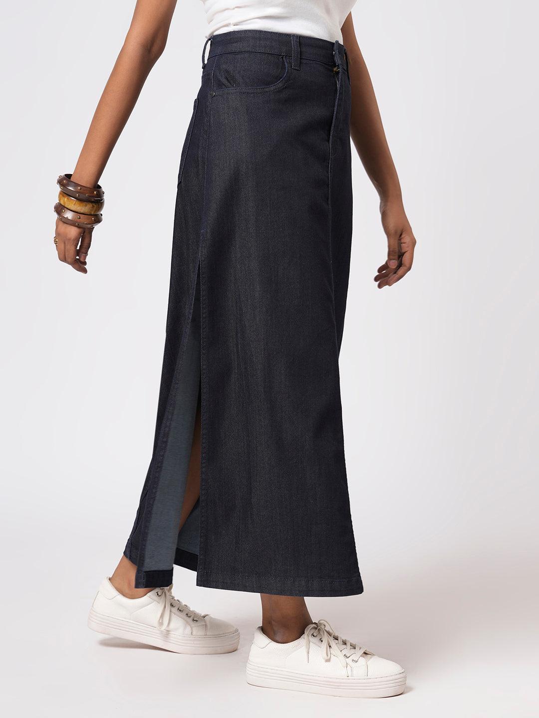 Blue denim skirt with side slits worn by Rerasa