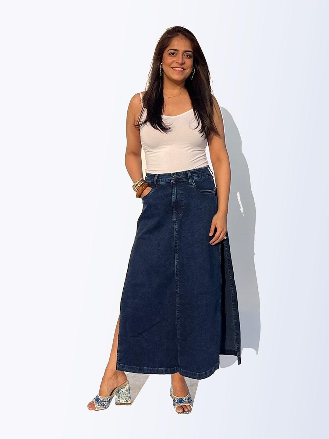 Blue denim skirt with side slits worn by Rerasa