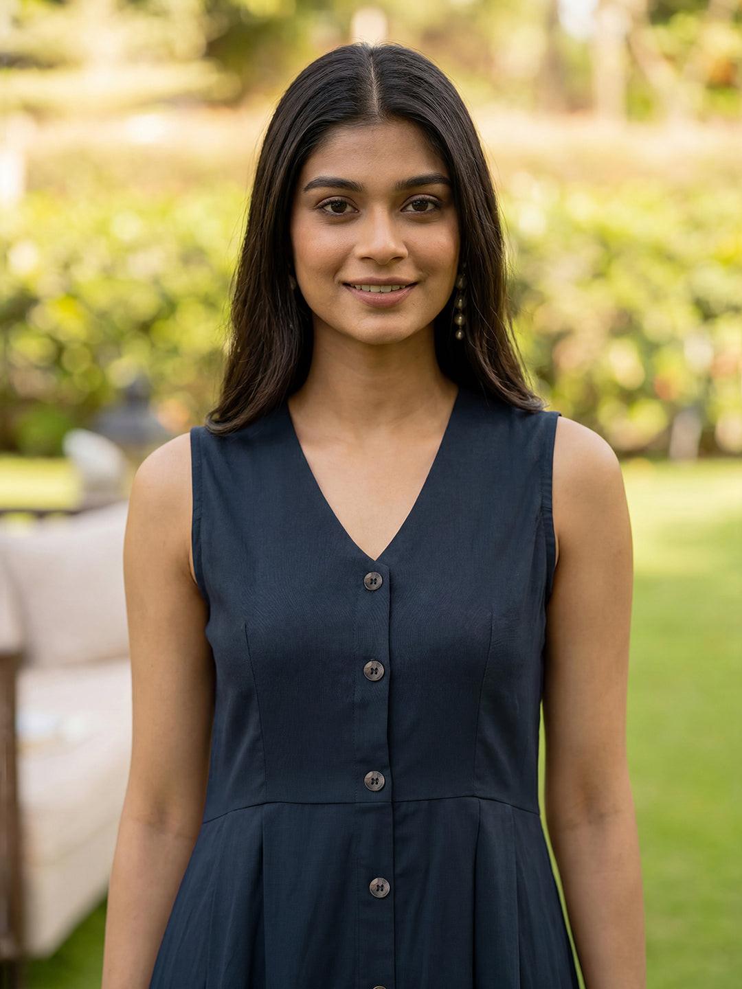 Woman wearing a navy dress by Rerasa