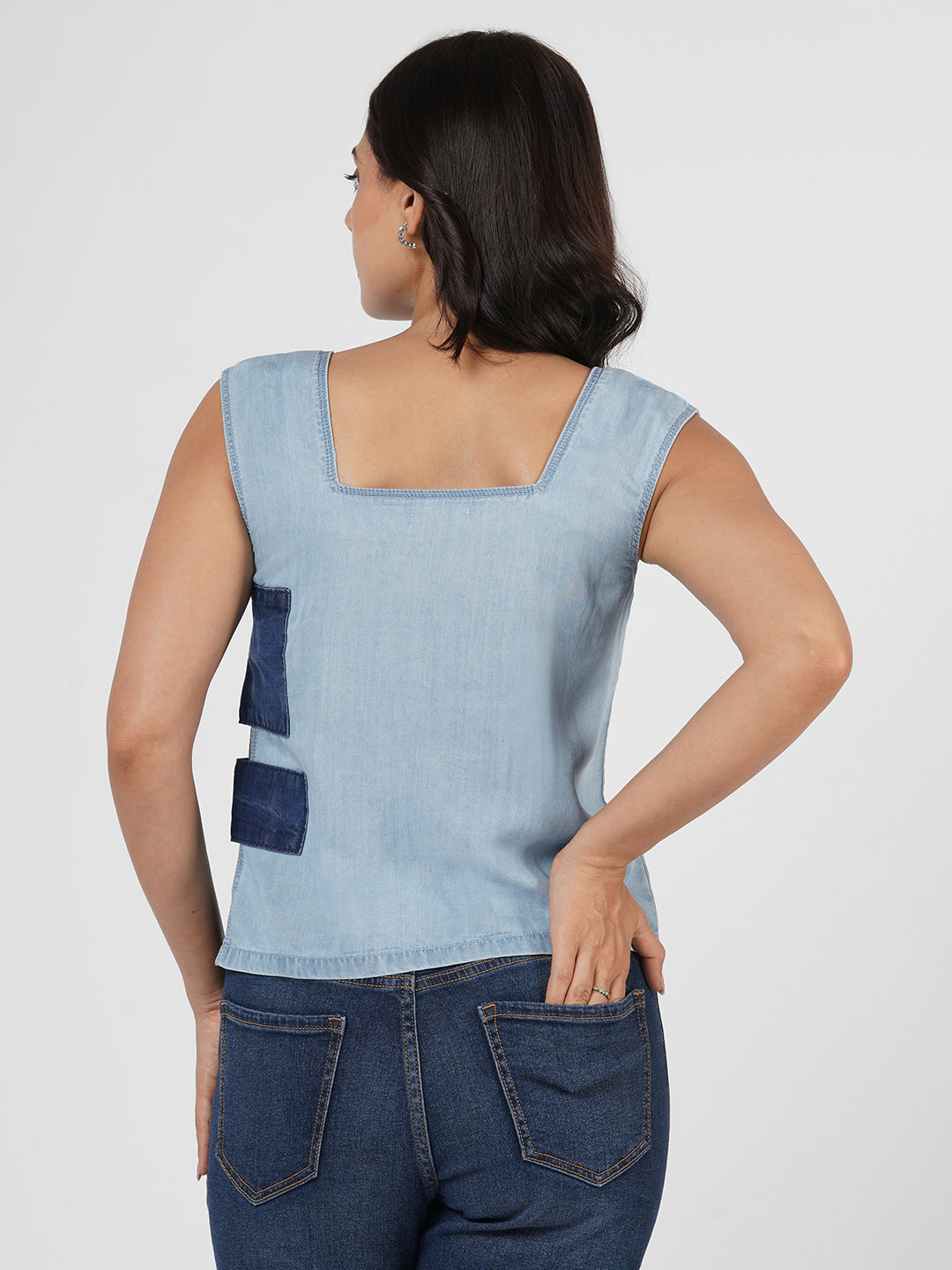 
Woman wearing a light blue sleeveless top by Rerasa