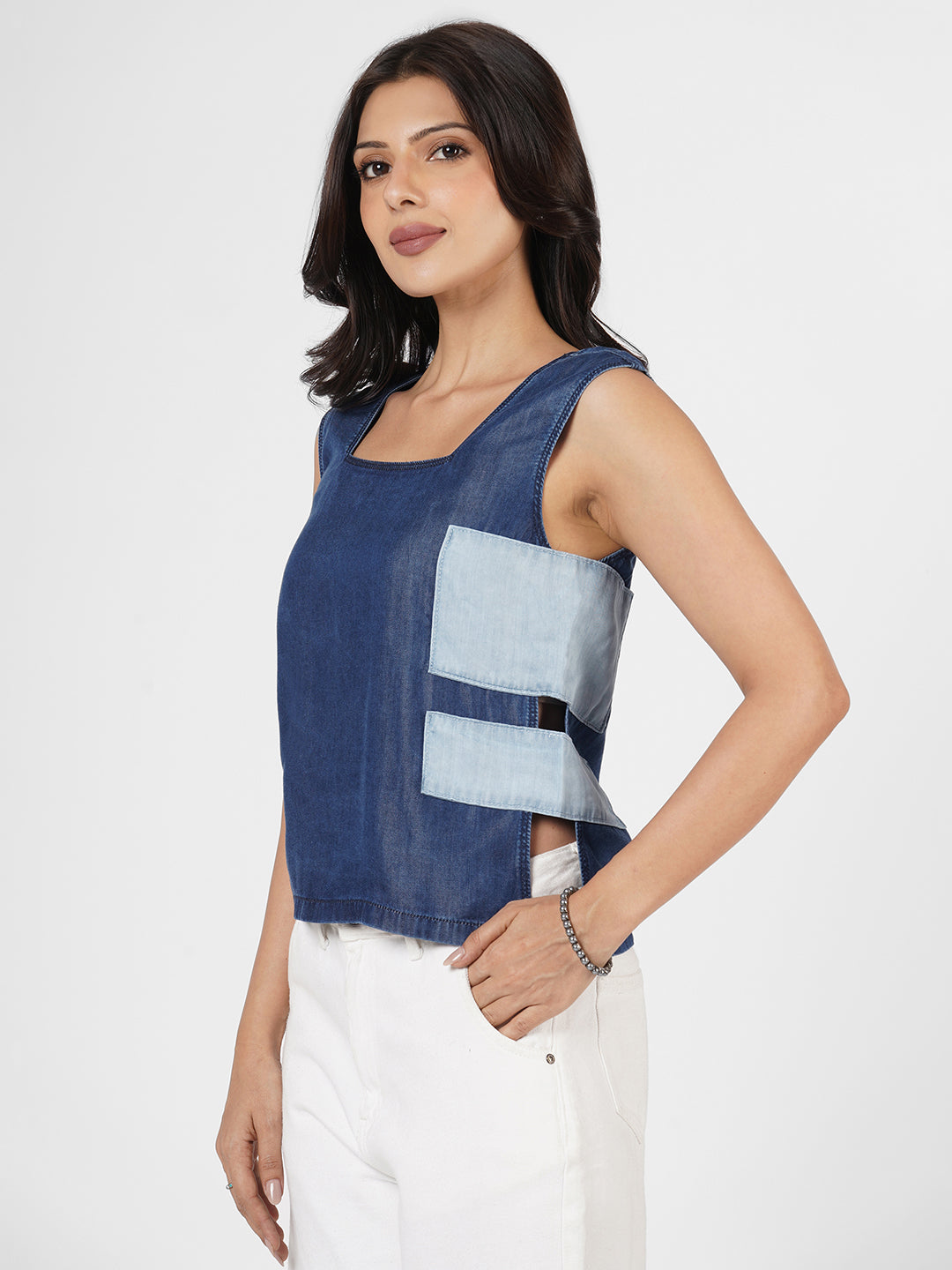 Woman wearing a blue sleeveless top by Rerasa
